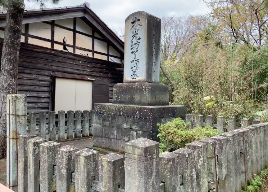 本光坊了顕の墓