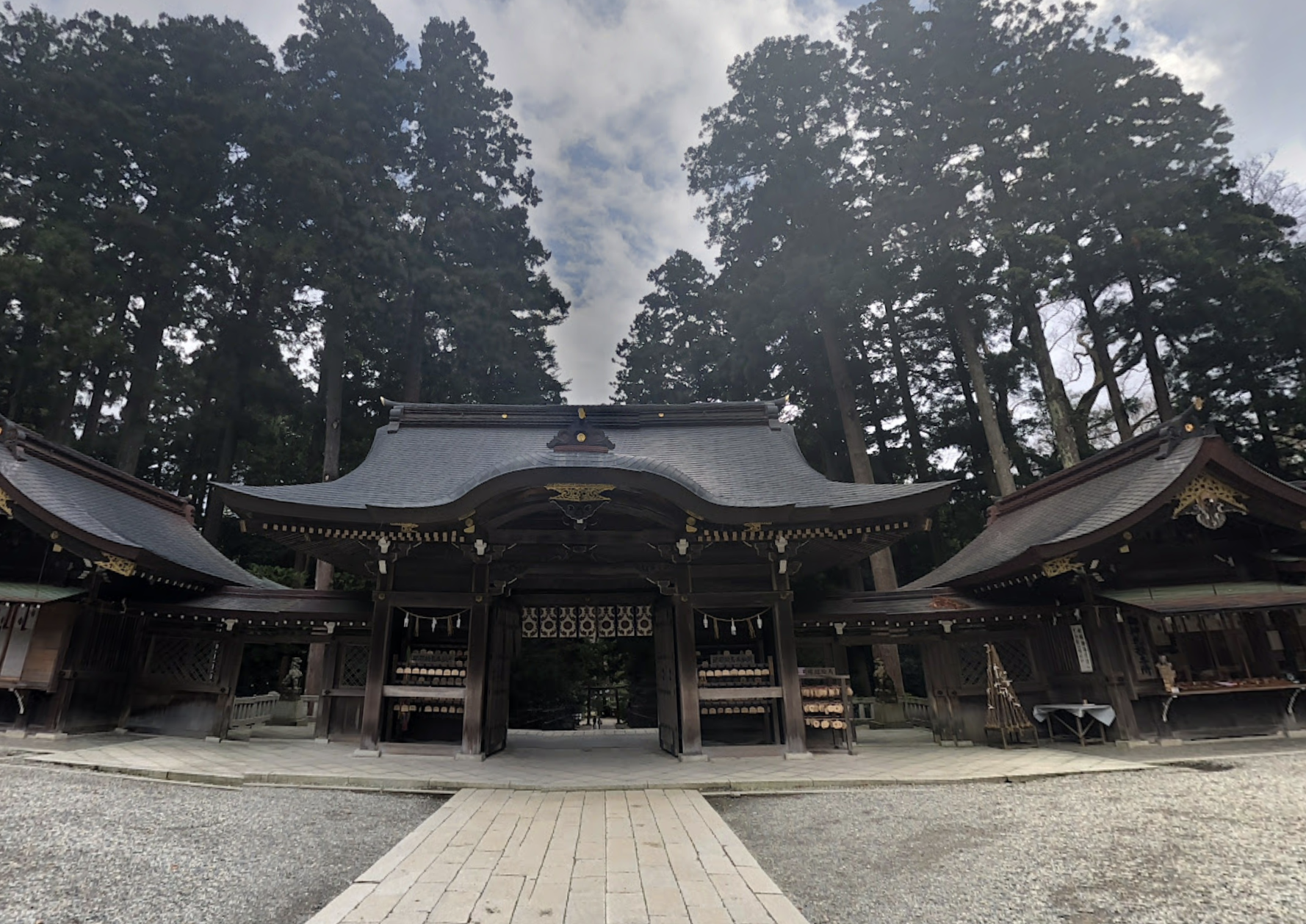 彌彦神社　境内