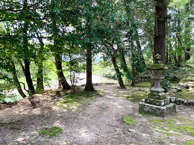 売沼神社　拝殿前